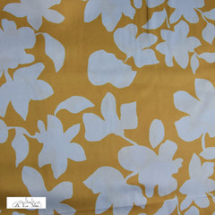 Travel Stof -  Blauwe bloemen op oker-  €28/m