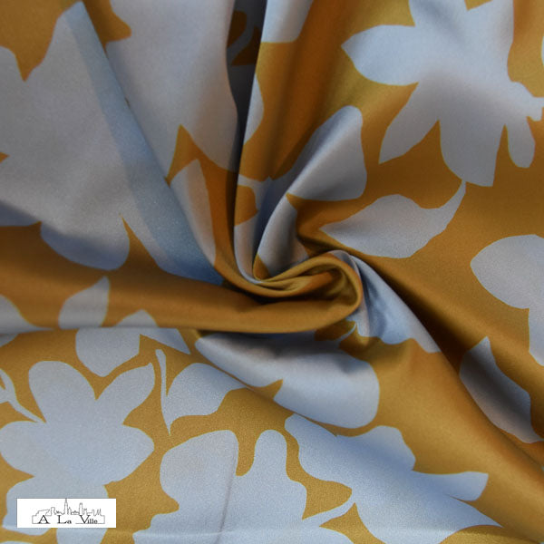 Travel Stof -  Blauwe bloemen op oker-  €28/m