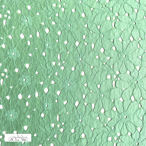 Kant -  bloemen licht groen-  €35/m