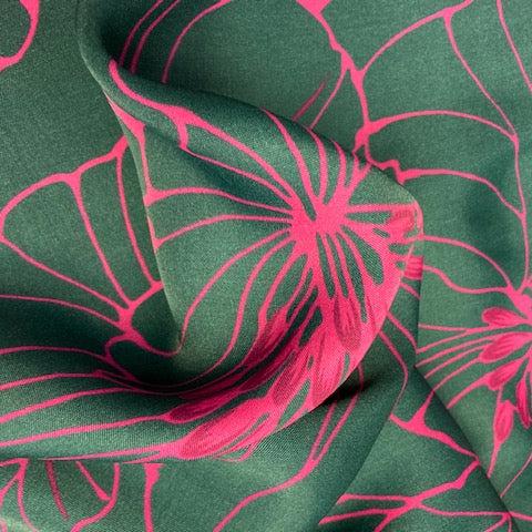 Satijn Viscose  - roze bloemen  - 37€ /m