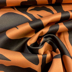 Polyester satijn- bloemen op zwart  € 31/m